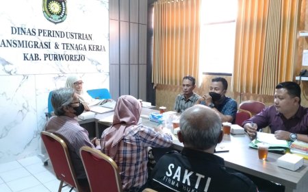 Disperintransnaker Purworejo Memfasilitasi Karyawati Koperasi Tuntut Haknya Selama Bekerja