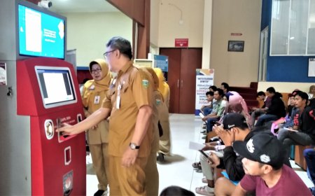 Mencetak Dokumen Kependudukan Secepat Mencairkan Uang di ATM