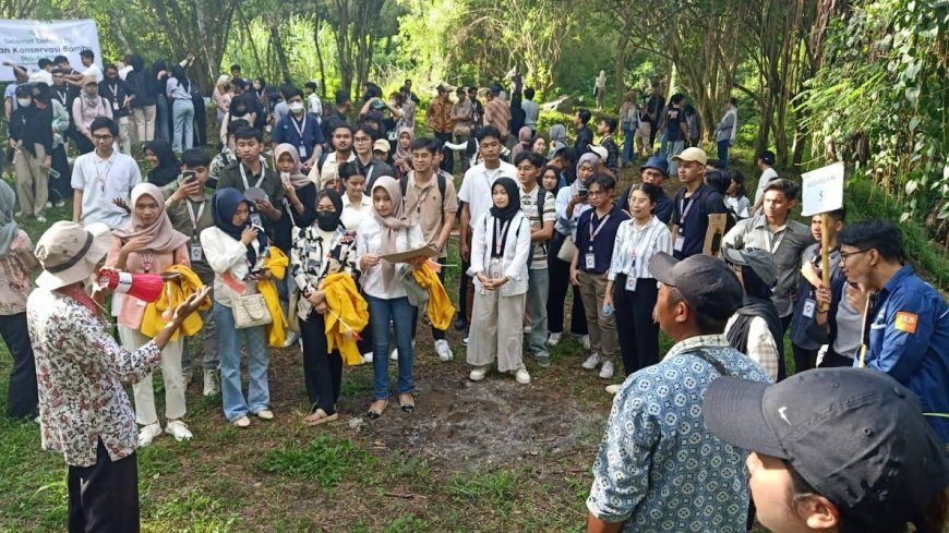 150 Mahasiswa Ekonomi Field Trip di Kampung Bambu