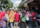 Daftar Sekolah, Ratusan Warga Rela Antre Mengurus Surat Keterangan DTKS