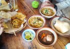 Buka Pagi, Kuliner Soto Ayam Kampung dan Brongkos di Pendopo Lawas Alun-alun Utara