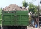 Warga Mengeluh, Muatan Truk Proyek Jalan Tol Berjatuhan di Jalan