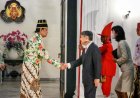 Sultan HB X Mengenakan Busana Takwa Saat Menyambut  Kaisar Jepang