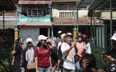 Jelajah Budaya di Kampung Keposan Kebumen, Wisatawan Dilatih Gerakan Dasar Tai Chi