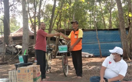 Peduli Sesama, Paguyuban Gojek Barongan Beri Bantuan Sembako untuk Korban Kebakaran