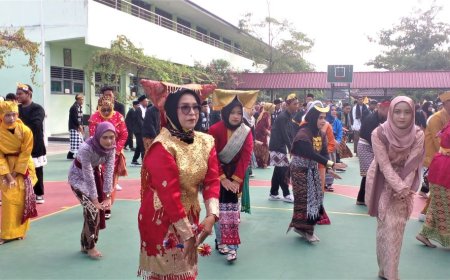 Wisuda Siswa SMP Negeri 1 Sanden, Kepala Sekolah dan Guru Ikut Menari