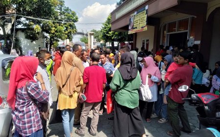 Daftar Sekolah, Ratusan Warga Rela Antre Mengurus Surat Keterangan DTKS
