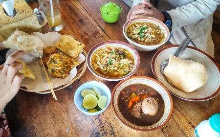 Buka Pagi, Kuliner Soto Ayam Kampung dan Brongkos di Pendopo Lawas Alun-alun Utara