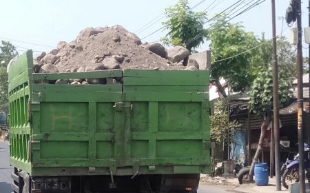 Warga Mengeluh, Muatan Truk Proyek Jalan Tol Berjatuhan di Jalan