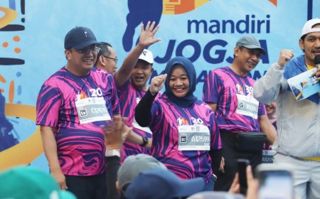 Tak Mau Kalah, Kustini Ikut Ramaikan Mandiri Jogja Marathon 2023 Kategori Fun Run   