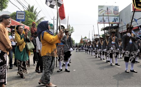 Bersama Ribuan Warga, Bupati Mengikuti Kirab Budaya Bedhol Projo Sidoarum