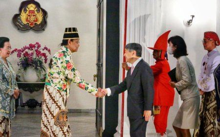 Sultan HB X Mengenakan Busana Takwa Saat Menyambut  Kaisar Jepang