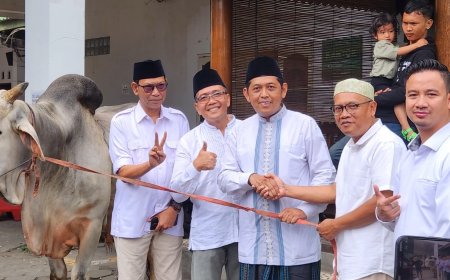 Prabowo Subiyanto Menyerahkan Kurban Sapi ke Sejumlah Pesantren di DIY