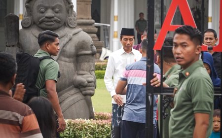 Salat Idul Adha di Gedung Agung, Jokowi Sempatkan Diri Temui Warga
