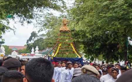 Garebeg Besar Keraton Arak Tujuh Gunungan, Simbol Berbagi Raja kepada Rakyat