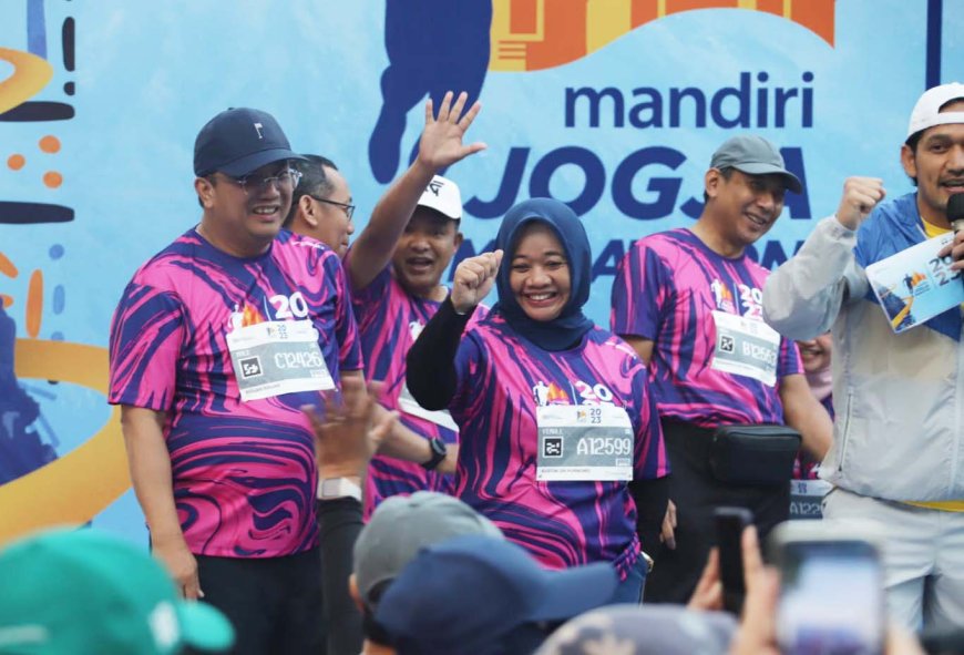 Tak Mau Kalah, Kustini Ikut Ramaikan Mandiri Jogja Marathon 2023 Kategori Fun Run   