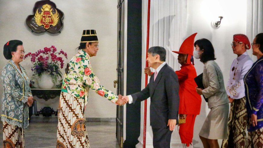 Sultan HB X Mengenakan Busana Takwa Saat Menyambut  Kaisar Jepang