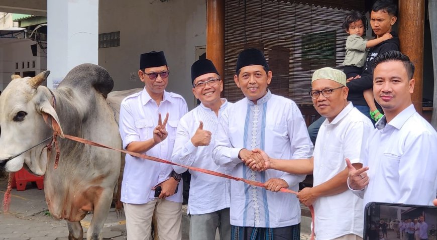 Prabowo Subiyanto Menyerahkan Kurban Sapi ke Sejumlah Pesantren di DIY