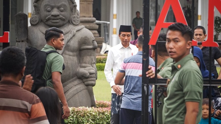 Salat Idul Adha di Gedung Agung, Jokowi Sempatkan Diri Temui Warga