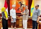 Berkunjung ke Bali, Komisi A DPRD DIY Memberikan Cenderamata Wayang Kulit Werkudara