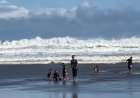 Ombak Besar Terjang Pantai Selatan Bantul
