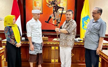 Berkunjung ke Bali, Komisi A DPRD DIY Memberikan Cenderamata Wayang Kulit Werkudara