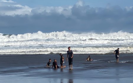 Ombak Besar Terjang Pantai Selatan Bantul