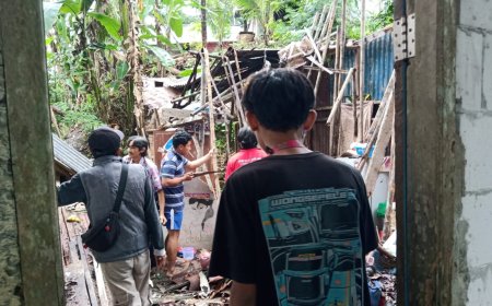 Atap Rumah Roboh Diterjang Angin Kencang Disertai Hujan Deras, Balita Terluka