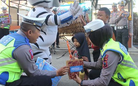 Penyuluhan Tertib dan Patuh Berlalu Lintas dengan Pertunjukan Angklung