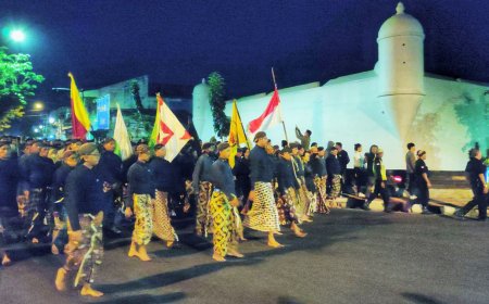 Tiga Tahun Absen, Ribuan Warga Lampah Budaya Mubeng Beteng Keraton Yogyakarta