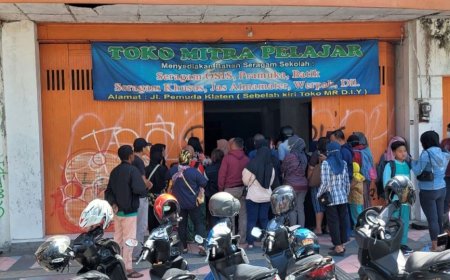 Tahun Ajaran Baru, Orang Tua Berburu Seragam Sekolah