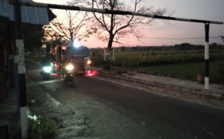 Lewat Jalan Desa, Truk Muat Alat Berat Terjebak Portal
