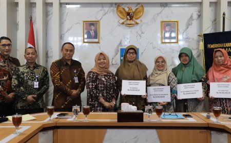 Bupati Sleman Serahkan Dana Hibah Pendidikan, Periode Pertama Rp 500 juta