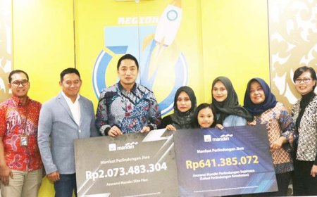 AXA Mandiri Serahkan Manfaat Perlindungan Jiwa Sebesar Rp 2 M