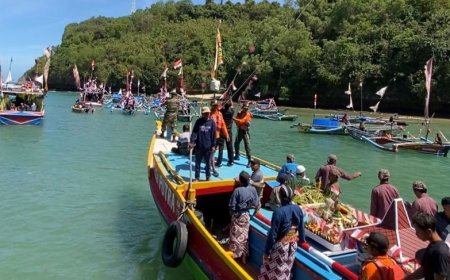 Tradisi Petik Laut Nelayan Gunungkidul, Ubarampe Diangkut Puluhan Kapal