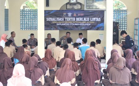 Tiga Pelajar SMPN Alian Terima Beasiswa dari Kasatlantas Polres Kebumen