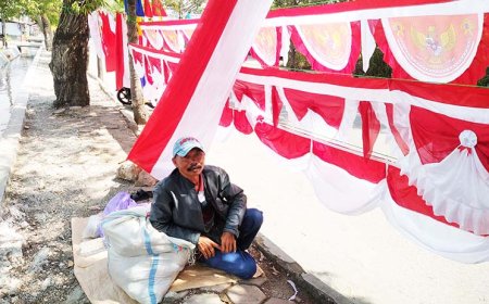 Sembilan Tahun Lukman Berdagang Ubo Rampe Peringatan Hari Kemerdekaan di Kebumen
