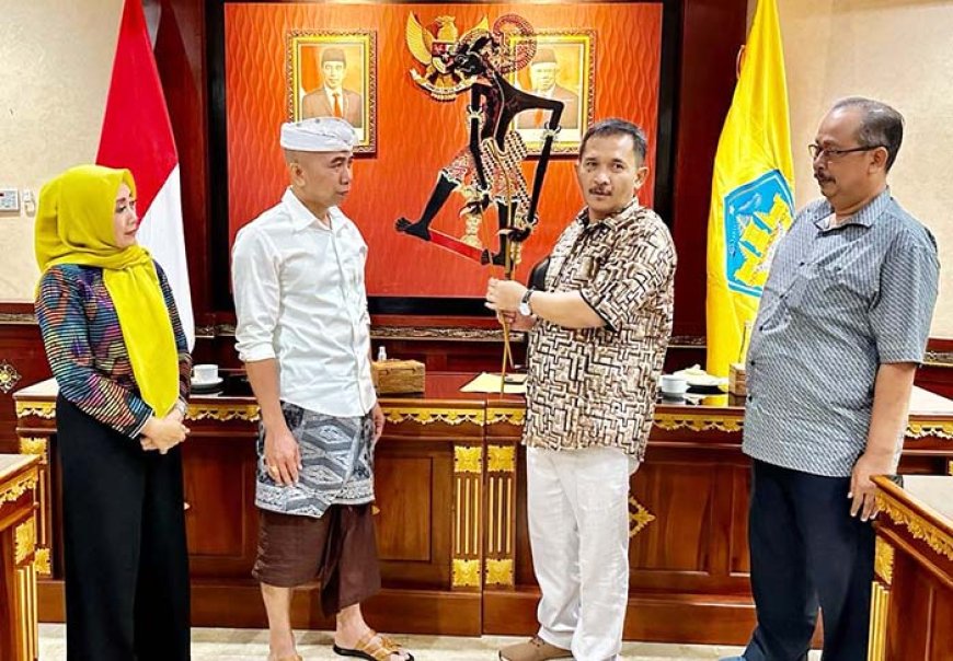 Berkunjung ke Bali, Komisi A DPRD DIY Memberikan Cenderamata Wayang Kulit Werkudara
