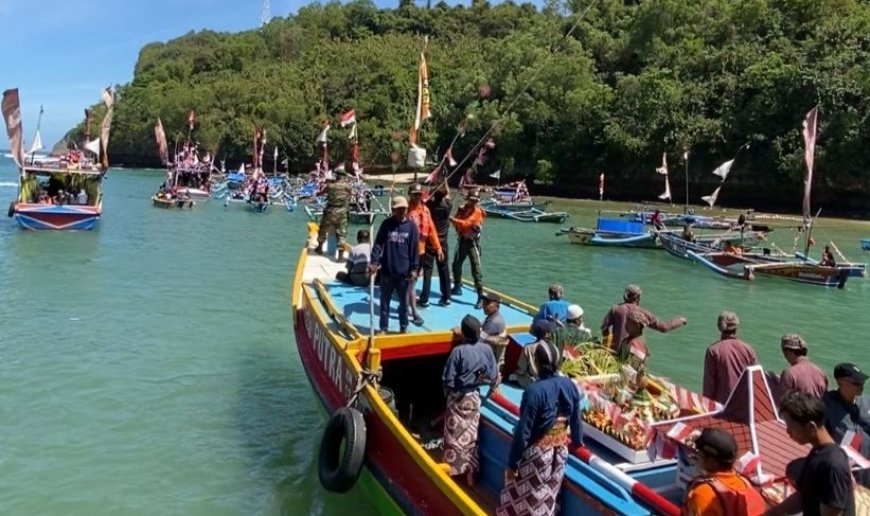 Tradisi Petik Laut Nelayan Gunungkidul, Ubarampe Diangkut Puluhan Kapal