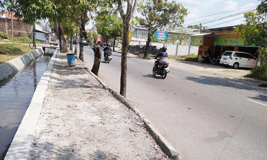 Ratusan Meter Trotoar Tidak Layak untuk Pejalan Kaki