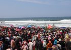 Lautan Manusia Menyaksikan Sedekah Laut Kertojayan