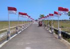 Ribuan Bendera Merah Putih Menghiasi Jalan Desa di Tengah Persawahan