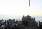 Uniknya Upacara Bendera di Atas Gunung Sambil Menikmati Sunrise yang Menawan