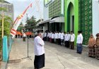 Mengenakan Sarung, Jamaah Masjid Upacara dan Makan Bubur Bersama