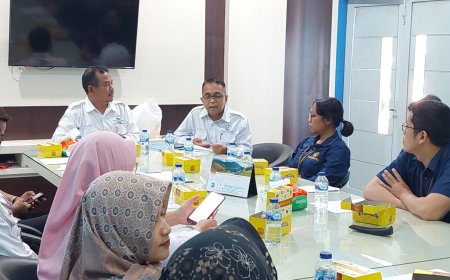 Karyawan Berkantor di Jalan Arungbinang Kebumen Jalan Sehat Berkostum ala Karnaval