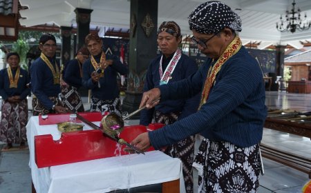 Makna Angka 9 di Balik Prosesi Jamasan Pusaka Tombak Kiai Turunsih