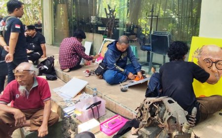 Melukis di Pelataran Rumah Duka, Ratusan Seniman Melepas Kepergian Djoko Pekik