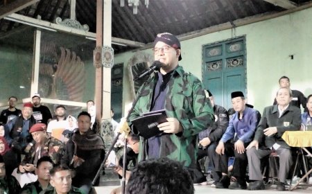 GPK Deklarasi Dukungan, Anies Baswedan Menerima Tombak Cakra Kotagede