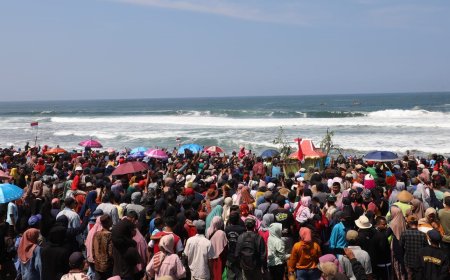 Lautan Manusia Menyaksikan Sedekah Laut Kertojayan