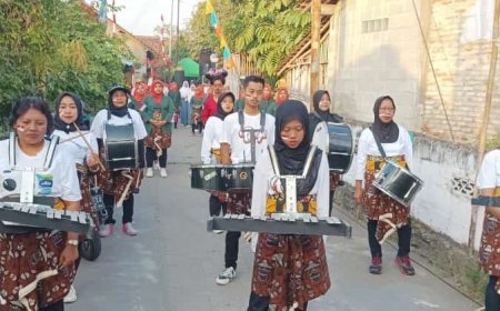 Berpakaian Kejawen Bawa Kentongan, Pawai HUT RI di Jonggrangan Bantul Meriah